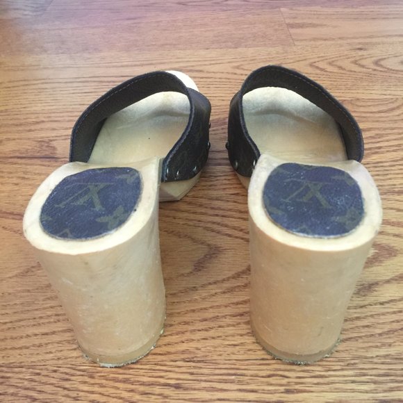 VINTAGE MULES CLOGS WOMENS 40 BROWN COATED CANVAS PLASTIC PLATFORM HEELS BOHO - Picture 4 of 16